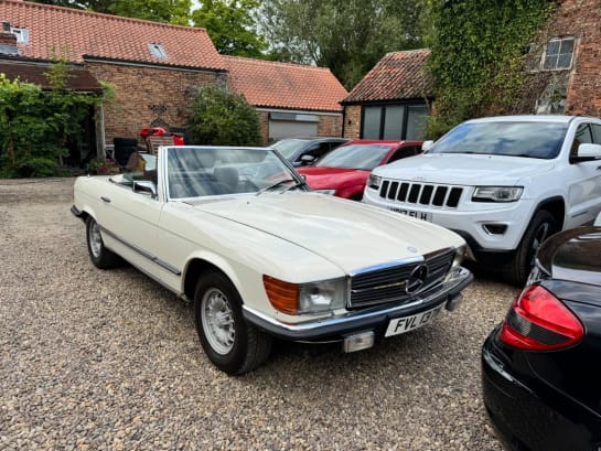 A 2004 MERCEDES-BENZ SL