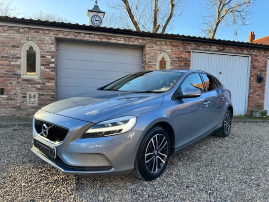 A 2017 VOLVO V40 2.0 Momentum T3