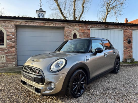 A 2016 MINI HATCH 2.0 5-Door Hatch Cooper S