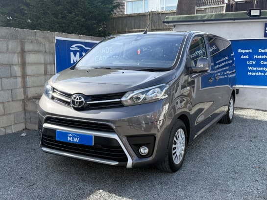 A null TOYOTA PROACE 1.5D Shuttle Medium MPV MWB Euro 6 (s/s) 5dr (9 Seat)