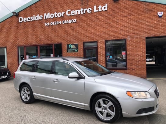 A null VOLVO V70 2.4 D5 SE 5d 212 BHP Front and rear parking sensors