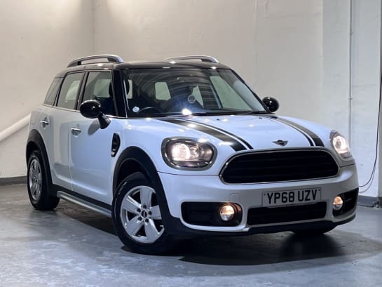 A 2018 MINI MINI COUNTRYMAN COOPER