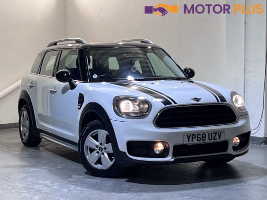 A 2018 MINI MINI COUNTRYMAN COOPER