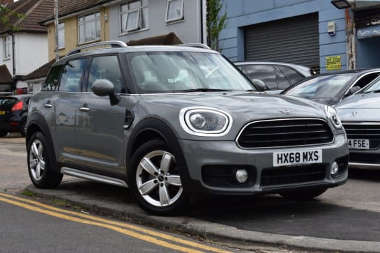 A 2018 MINI MINI COUNTRYMAN COOPER