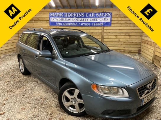 A null VOLVO V70 2.4 D5 SE Estate 5dr Diesel Geartronic Euro 5 (215 ps) TWO LADY OWNERS HIGH