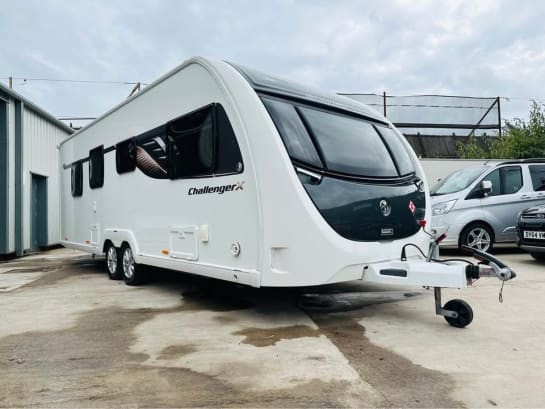 A null SWIFT CHALLENGER X 850 Swift Challenger X 850 4 Berth Tourer Twin Axle Fixed Island Bed - Alloy Wh
