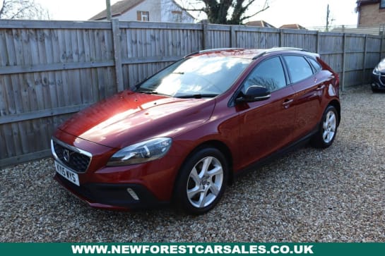 A null VOLVO V40 CROSS COUNTRY 2.0 D4 Lux Nav Hatchback 5dr Diesel Manual Euro 6 (s/s) (190 ps) INCREDIBLE