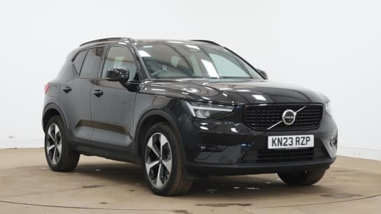 A 2023 VOLVO XC40 B4 ULTIMATE