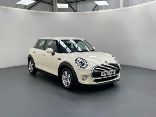 A null MINI HATCH COOPER 1.5 COOPER CLASSIC 5d 134 BHP DAB RADIO + AIR CON