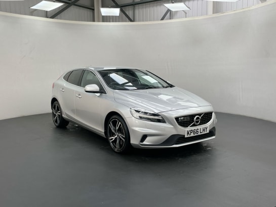 A null VOLVO V40 1.5 T2 R-DESIGN PRO 5d AUTO 120 BHP - SAT NAV, LEATHER, PRIVACY