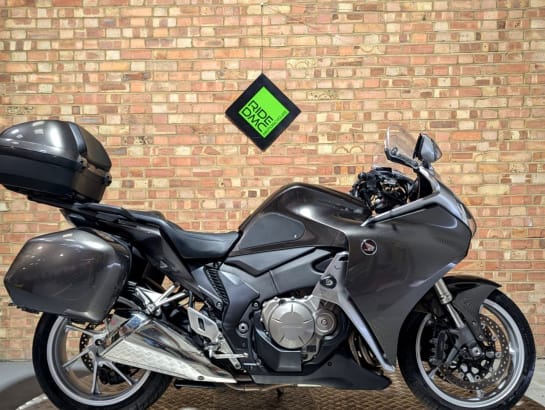 A null HONDA VFR1200F 2015. FSH. 17K MILES. HAD MAJOR SERVICE. NICE EXTRAS.