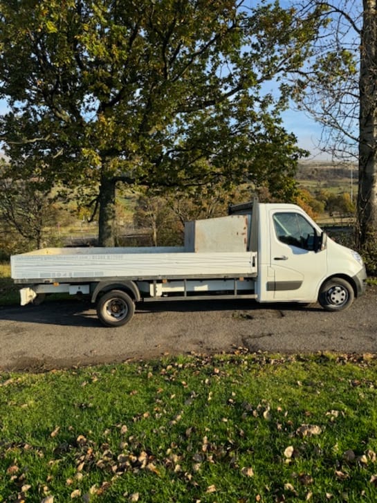 A 2015 RENAULT MASTER