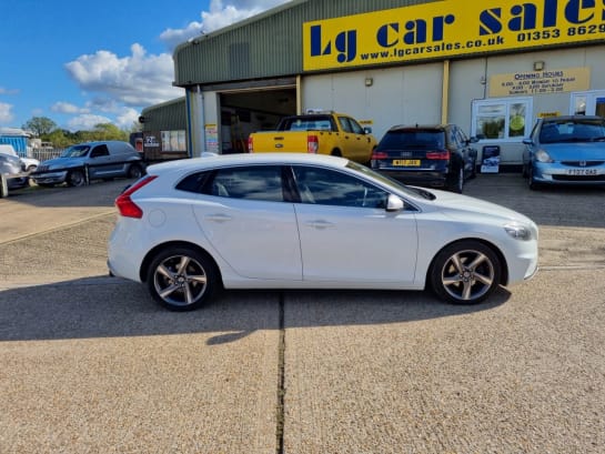 A null VOLVO V40 1.6 T2 R-Design Hatchback 5dr Petrol Manual Euro 5 (s/s) (120 ps)