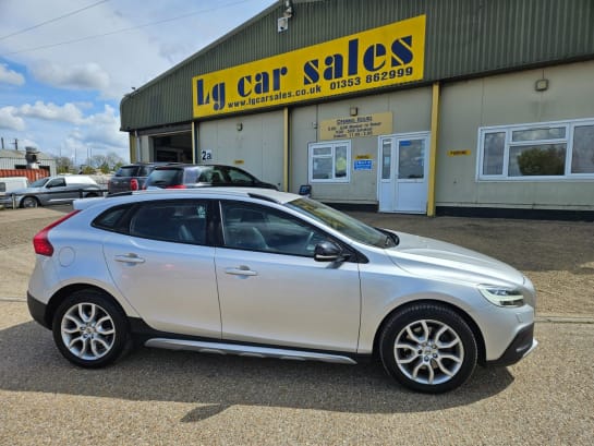 A null VOLVO V40 CROSS COUNTRY 2.0 D3 Pro Hatchback 5dr Diesel Manual Euro 6 (s/s) (150 ps)