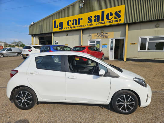 A null TOYOTA YARIS 1.5 VVT-i Icon Tech Hatchback 5dr Petrol CVT Euro 6 (111 ps)