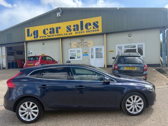 A null VOLVO V40 1.6 D2 SE Lux Nav Hatchback 5dr Diesel Powershift Euro 5 (s/s) (115 ps)
