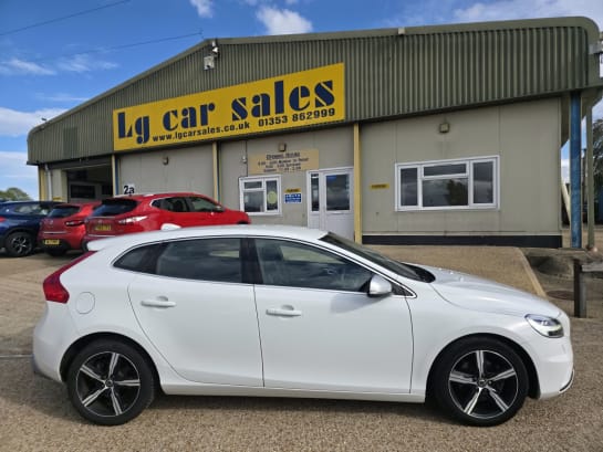 A null VOLVO V40 2.0 T2 R-Design Nav Plus Hatchback 5dr Petrol Manual Euro 6 (s/s) (122 ps)