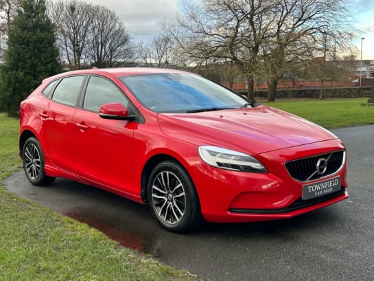 A null VOLVO V40 2.0 T2 Momentum Hatchback 5dr Petrol Manual Euro 6 (s/s) (122 ps) CRUISE CO