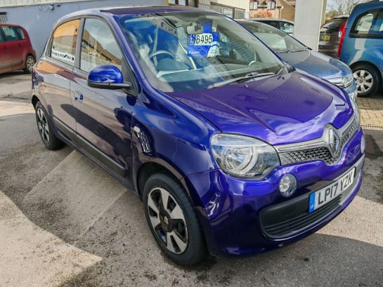 A 2017 RENAULT TWINGO PLAY SCE