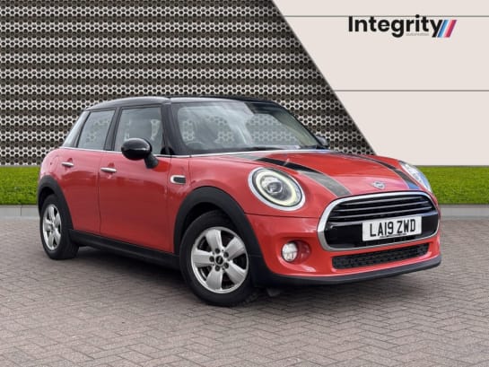 A null MINI HATCH 1.5 Cooper Classic Hatchback 5dr Petrol Manual Euro 6 (s/s) (136 ps) Naviga