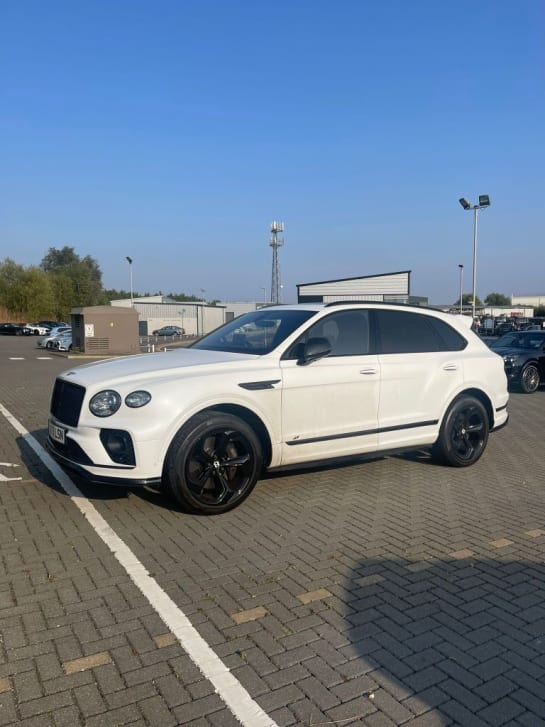 A null BENTLEY BENTAYGA 4.0 V8 S 5d 542 BHP PEARLESCENT 3 COAT MULLINER PAINT