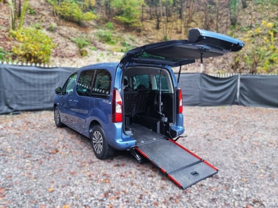 A 2017 PEUGEOT PARTNER BLUE HDI S/S TEPEE ALLURE