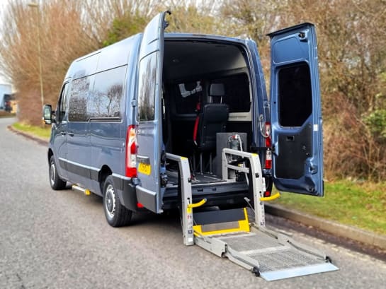 A 2015 RENAULT MASTER MM35 BUSINESS DCI COMBI