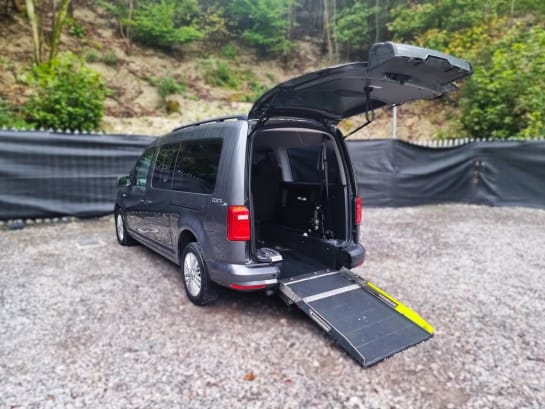 A null VOLKSWAGEN CADDY MAXI LIFE 5 Seat Wheelchair Accessible Disabled Access Ramp Car