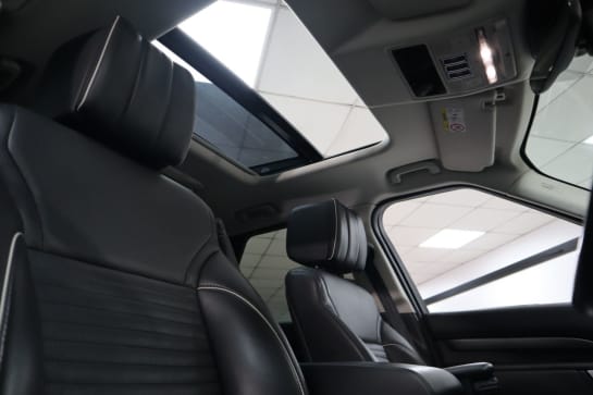 A 2018 LAND ROVER DISCOVERY 3.0 SD V6 HSE Luxury SUV 5dr Diesel Auto 4WD Euro 6 (s/s) (306 ps) ABSOLUTE