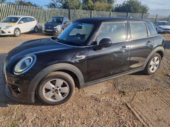 A null MINI HATCH COOPER 1.5 COOPER D 5d 114 BHP JET BLACK! CRUISE SPEED CONTROL!