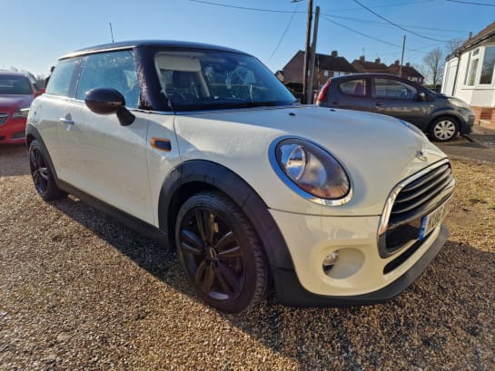 A null MINI HATCH 1.5 Cooper Hatchback 3dr Petrol Manual Euro 6 (s/s) (136 ps) PARK SENSORS +