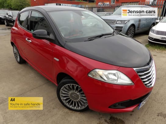 A 2013 CHRYSLER YPSILON BLACK AND RED