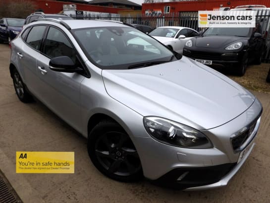 A null VOLVO V40 CROSS COUNTRY 1.6 D2 Lux Hatchback 5dr Diesel Manual Euro 5 (s/s) (115 ps)