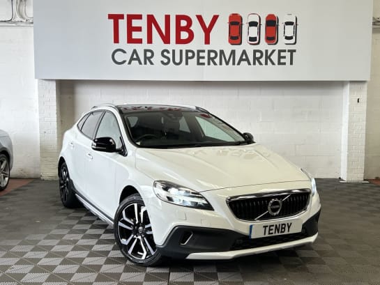 A null VOLVO V40 CROSS COUNTRY 2.0 D3 Pro Hatchback 5dr Diesel Auto Euro 6 (s/s) (150 ps) FHTD SEATS+REV C