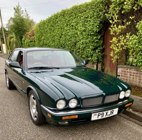 A null JAGUAR XJR 4.0 Saloon 4dr Petrol Automatic (322 bhp)