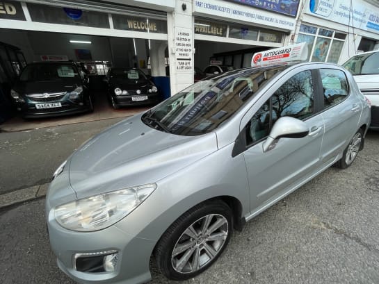 A null PEUGEOT 308 ACTIVE NAVIGATION VERSION 5-Door