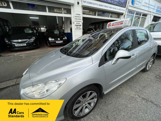 A null PEUGEOT 308 ACTIVE NAVIGATION VERSION 5-Door
