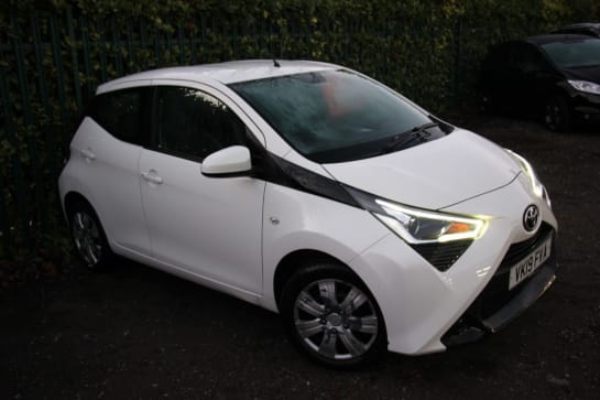 A null TOYOTA AYGO 1.0 VVT-i x-play Hatchback 5dr Petrol Manual Euro 6 (71 ps) SERVICE HISTORY