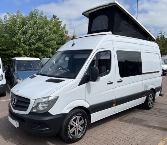 A 2015 MERCEDES SPRINTER 313 CDI