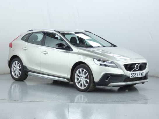 A 2017 VOLVO V40 T3 CROSS COUNTRY PRO