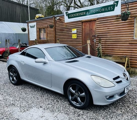 A 2004 MERCEDES SLK 200 KOMPRESSOR