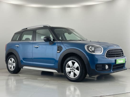 A 2019 MINI MINI COUNTRYMAN COOPER CLASSIC