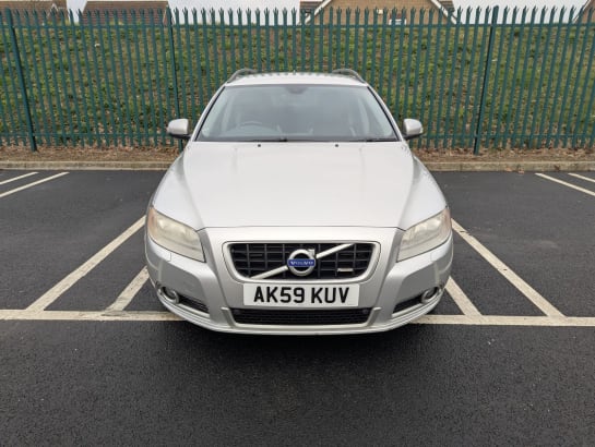 A 2009 VOLVO V70 2.4L D5 R-DESIGN SE PREMIUM  Estate 5dr Diesel Automatic Euro 4 (205 bhp)