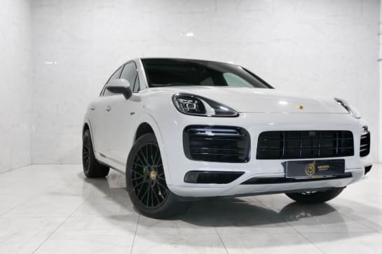 A 2023 PORSCHE CAYENNE V6 PLATINUM EDITION