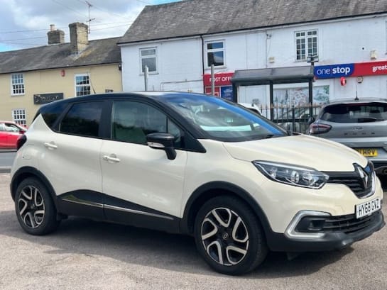 A null RENAULT CAPTUR 0.9 TCE ICONIC NAV 5dr WITH SERVICE HISTORY