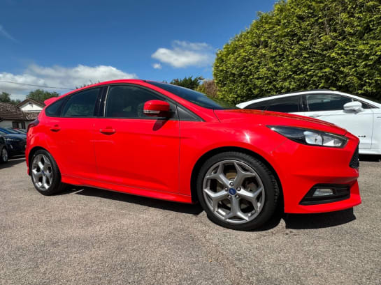 A null FORD FOCUS 2.0T ECOBOOST ST-2 5dr EURO 6 (s/s) (250 ps) ONE PRIVATE OWNER
