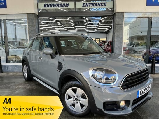A 2018 MINI MINI COUNTRYMAN COOPER