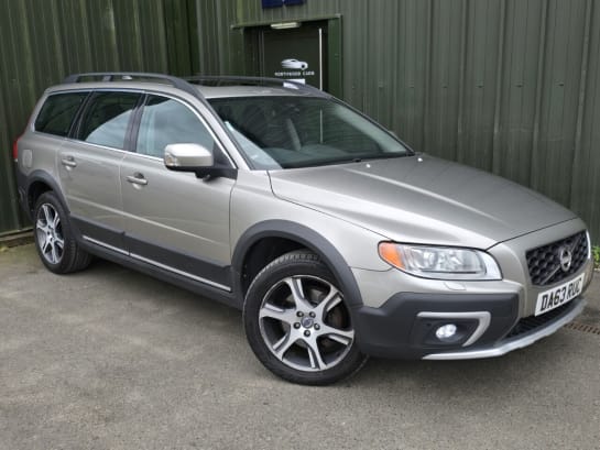 A null VOLVO XC70 2.4 D5 SE Lux Estate 5dr Diesel Geartronic AWD Euro 5 (215 ps) DAB - Blueto