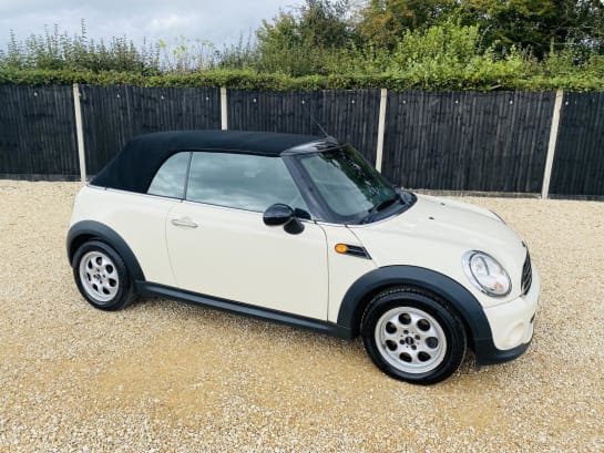 A 2014 MINI CONVERTIBLE 1.6 Cooper Convertible 2dr Petrol Auto Euro 6 (122 ps)
