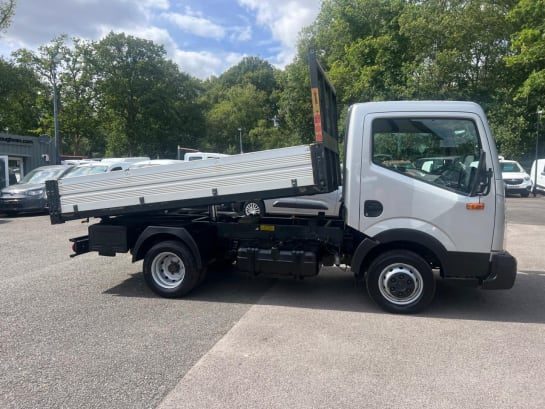 A null NISSAN NT400 CABSTAR 3.0 DCI 35.13 TIPPER 129 BHP TIPPER BODY WITH 3 SEATS